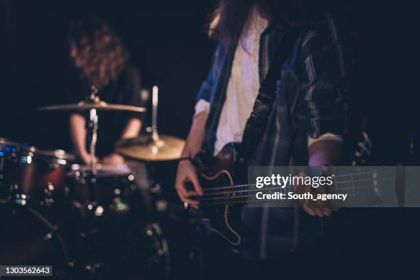 basist och trummis uppträder på scenen - bass player bildbanksfoton och bilder