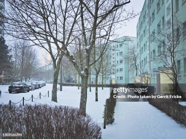 wohnhaus in berlin marzahn im winter bei schneefall - plattenbau stock-fotos und bilder