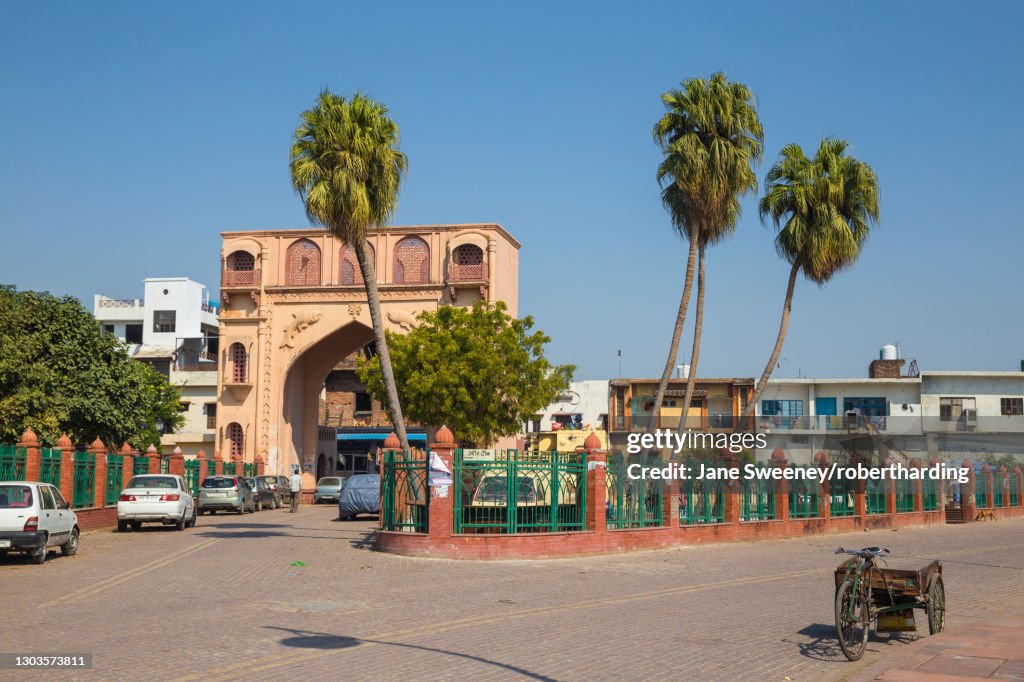 Gate in the old city, Lucknow, Uttar Pradesh, India, Asia