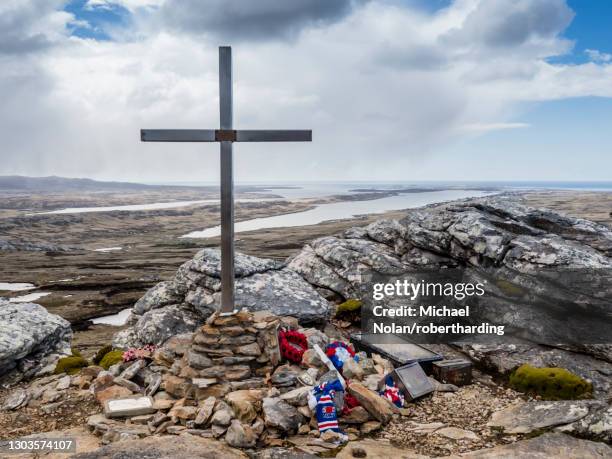 scots guards memorial to the battle of tumbledown mountain on 14 june 1982, stanley, falkland islands, south america - falkland islands ストックフォトと画像