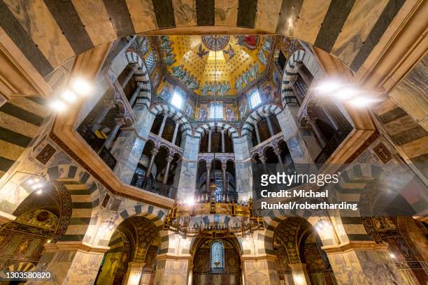 splendid interior, aachen cathedral, unesco world heritage site, aachen, north rhine-westphalia, germany, europe - aachen photos et images de collection
