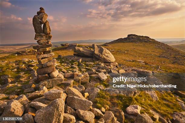 granite boulders on the summit of rough tor, one of the highest points of bodmin moor, lit by evening sunlight, north cornwall, england, united kingdom, europe - bodmin moor imagens e fotografias de stock