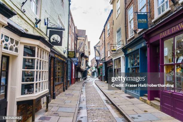 the shambles, a preserved medieval street in york, north yorkshire, england, united kingdom, europe - york yorkshire foto e immagini stock