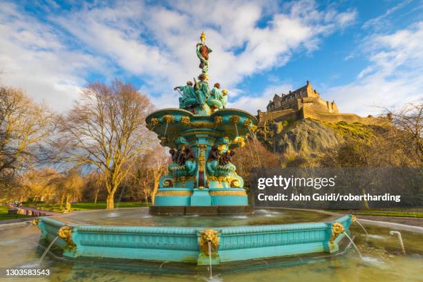 ross fountain and edinburgh castle, west princes street gardens, edinburgh, lothian, scotland, united kingdom, europe - edinburgh castle people stock pictures, royalty-free photos & images