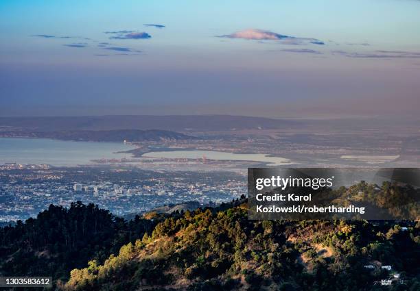view over blue mountains towards kingston at sunrise, saint andrew parish, jamaica, west indies, caribbean, central america - kingston-jamaica stockfoto's en -beelden