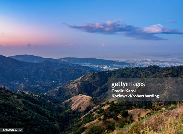 view over blue mountains towards kingston at dawn, saint andrew parish, jamaica, west indies, caribbean, central america - kingston jamaica stockfoto's en -beelden