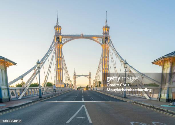 illuminated albert bridge, london, england, united kingdom, europe - albert bridge stockfoto's en -beelden