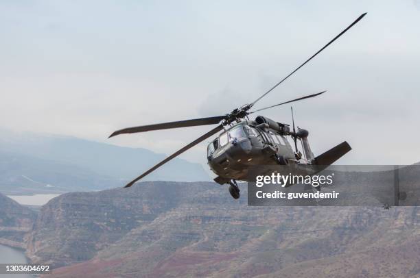 uh-60 black hawk military helicopter flying - helicóptero militar imagens e fotografias de stock