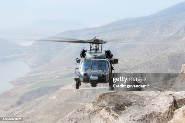 uh-60 black hawk military helicopter flying - military helicopter stock pictures, royalty-free photos & images