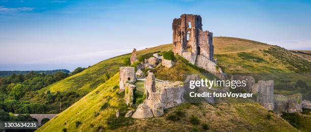 mittelalterliche ruinen corfe castle sonnenuntergang panorama isle purbeck dorset uk - ruined stock-fotos und bilder