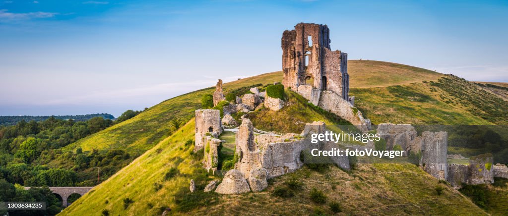 Rovine medievali Corfe Castle panorama tramonto Isola Purbeck Dorset UK