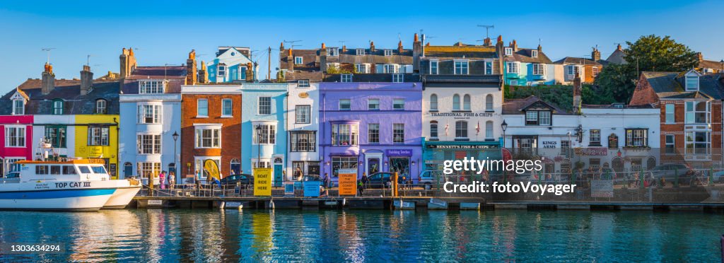 海港擁有五顏六色的漁舍海濱碼頭全景韋茅斯多塞特