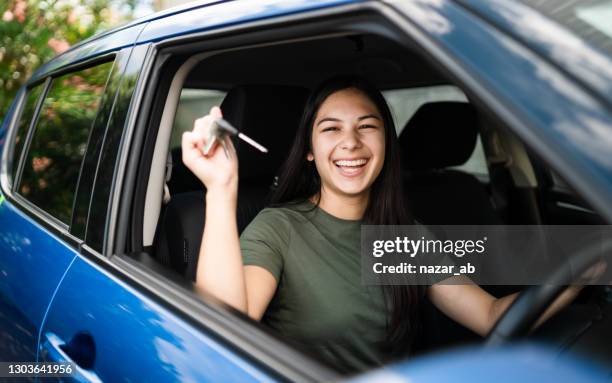 nouveau pilote. - vehicle key photos et images de collection