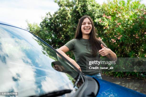 feliz de ser dueño de mi primer auto. - car ownership fotografías e imágenes de stock