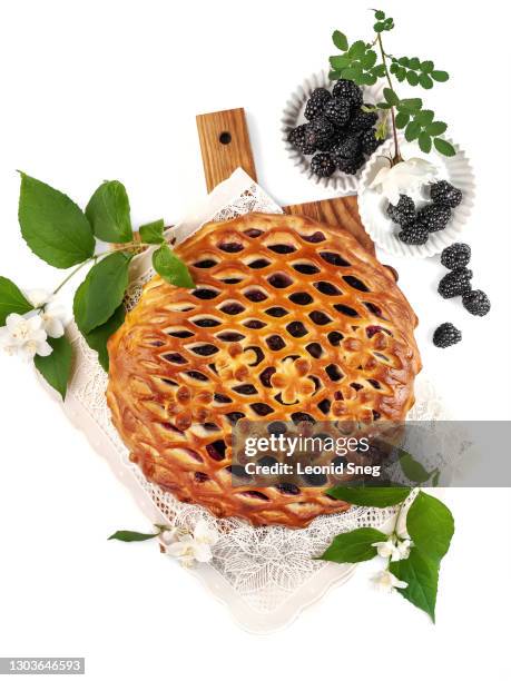 food photography of blackberry tart (pie) on a white background isolated top view - brombeere und himbeere stock-fotos und bilder