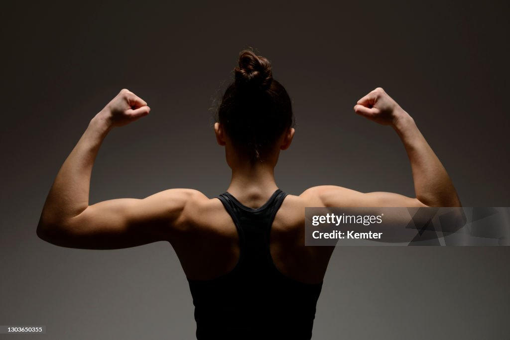 Der muskulöse Körper einer jungen Frau