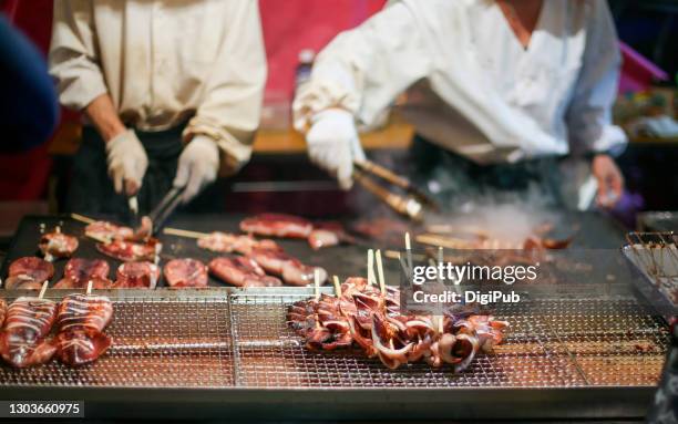 street food, grilled cuttletfish - food stall stockfoto's en -beelden