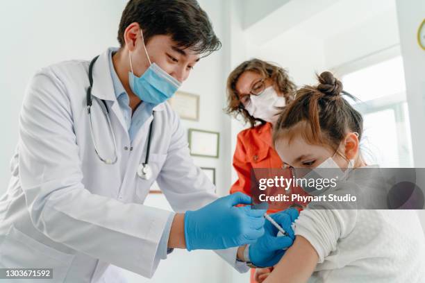 little girl getting vaccinated - family studio shot stock pictures, royalty-free photos & images