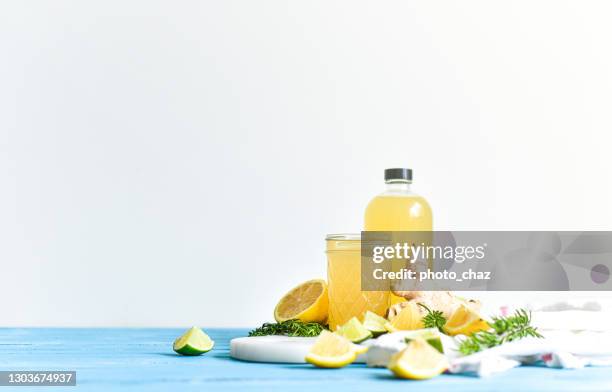 huisgemaakte kombucha met citroen, gember en kruiden ingrediënten - kombucha stockfoto's en -beelden