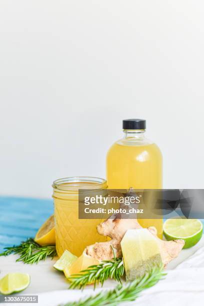 fles zelfgemaakte kombucha-thee met citrus en gingerflavors - kombucha stockfoto's en -beelden