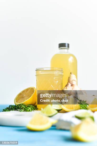 hausgemachte kombucha in einem glasbecher - lemonade stock-fotos und bilder