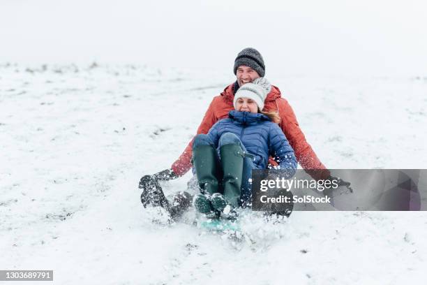 rijp paar dat in de sneeuw sleet - mature couple winter outdoors stockfoto's en -beelden