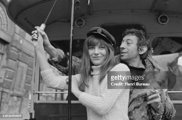 Le chanteur et compositeur français Serge Gainsbourg avec l'actrice et chanteuse britannique Jane Birkin pendant le tournage du film « Cannabis »...