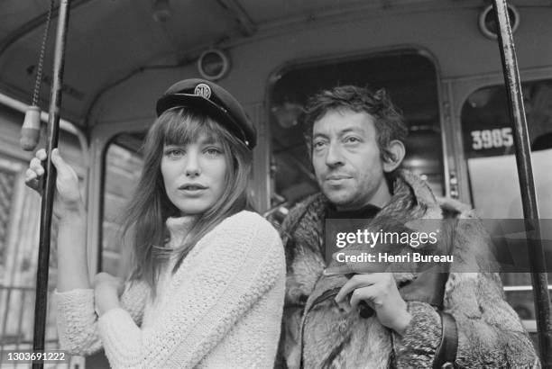 Le chanteur et compositeur français Serge Gainsbourg avec l'actrice et chanteuse britannique Jane Birkin pendant le tournage du film « Cannabis »...