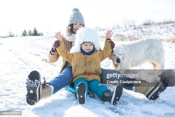 portrait of a woman with child - gul handske bildbanksfoton och bilder