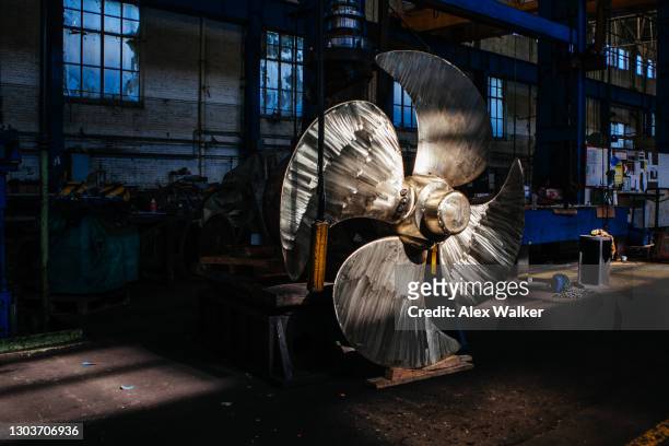 large ships propeller - cantiere navale foto e immagini stock