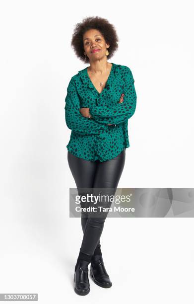 mature woman against white background - full body isolated stockfoto's en -beelden