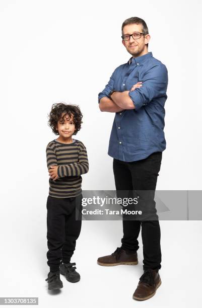 father and son standing - homme debout fond blanc photos et images de collection