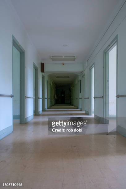 interior hallway inside abandoned mental asylum - hôpital psychiatrique photos et images de collection