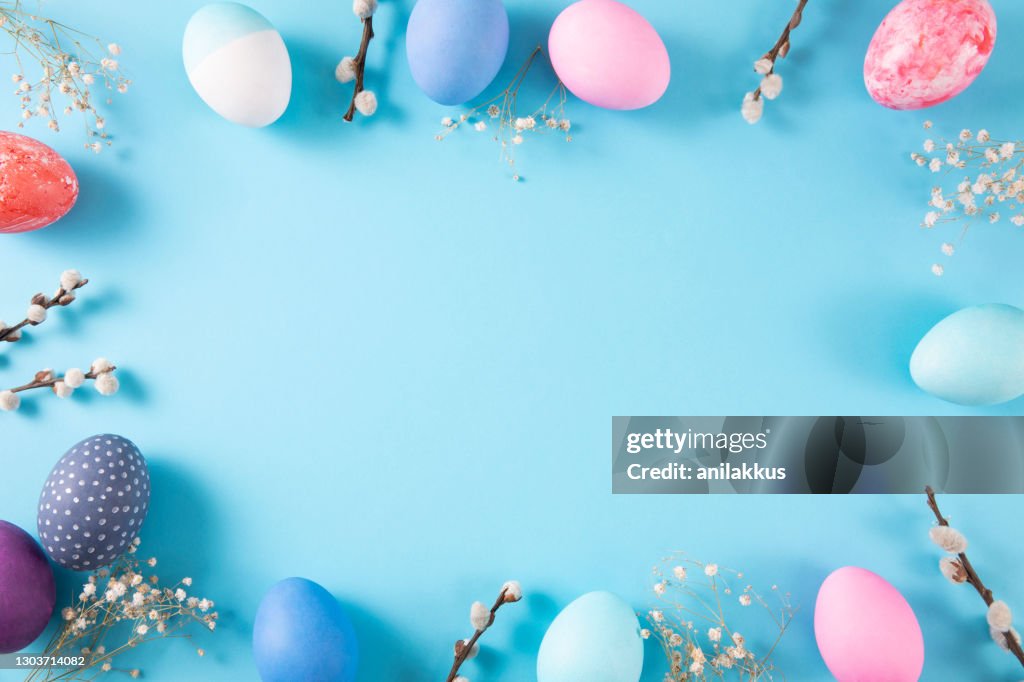 Bunte Ostereier auf blauem Hintergrund