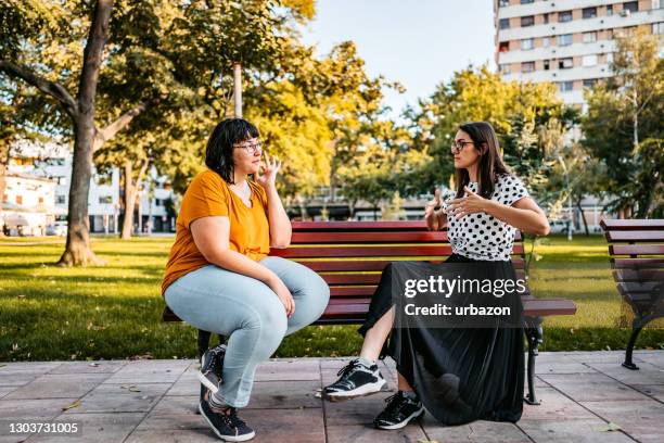 freunde sprechen in gebärdensprache - american sign language stock-fotos und bilder