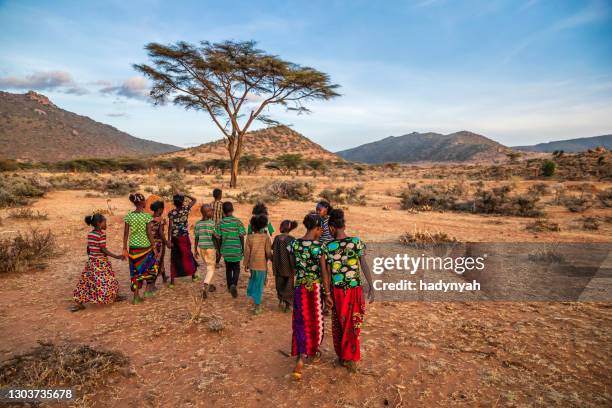 gruppo di bambini africani felici, africa orientale - ethiopia foto e immagini stock