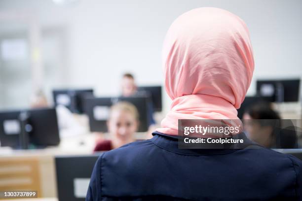 multiethnic group of students in a lecture hall. - kopftuch stock-fotos und bilder