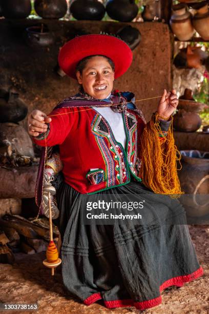 femme péruvien filant la laine à la main, vallée sacrée, pérou - femme perou photos et images de collection