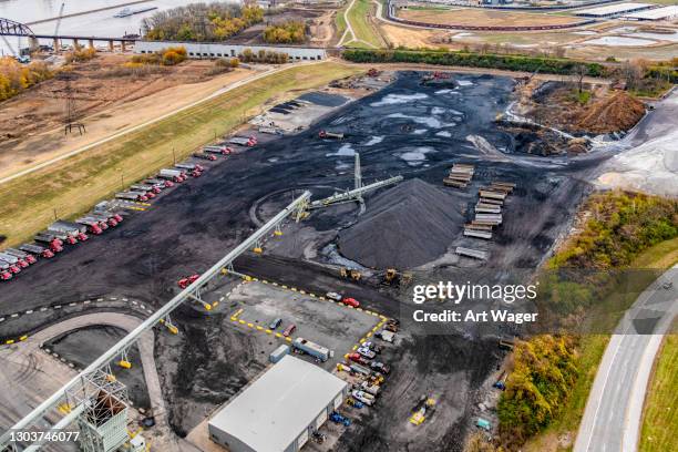 kohleverteilungsanlage aerial - missouri fluss stock-fotos und bilder