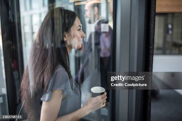 businesswoman with coffee to go - beautiful czech women 個照片及圖片檔