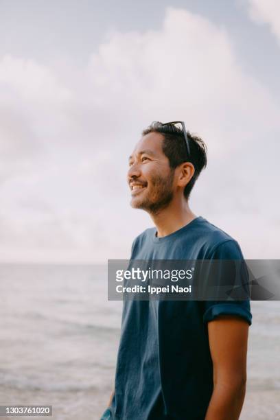 portrait of japanese man with sea at sunset - side profile man fotografías e imágenes de stock