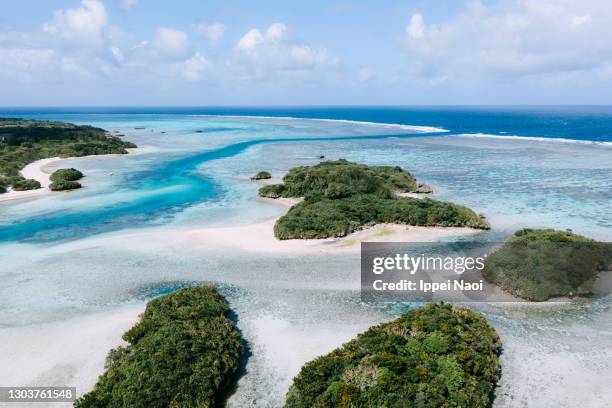 aerial view of tropical islands in lagoon, okinawa, japan - okinawa blue sky beach landscape stock-fotos und bilder