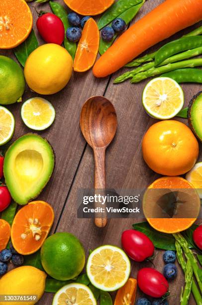 the taking of fruits and vegetables and wooden spoon - karité photos et images de collection