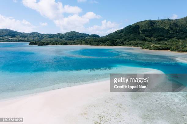 aerial view of tropical beach in lagoon, ishigaki, okinawa, japan - okinawa blue sky beach landscape stock-fotos und bilder