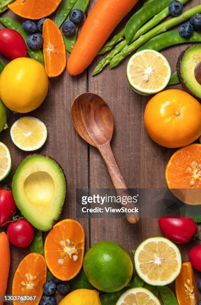 the taking of fruits and vegetables and wooden spoon - karité photos et images de collection