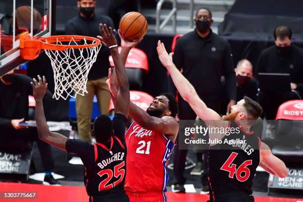 Matt Thomas of the Toronto Raptors shoots against Chris Boucher and Aron Baynes of the Toronto Raptors during the second half at Amalie Arena on...