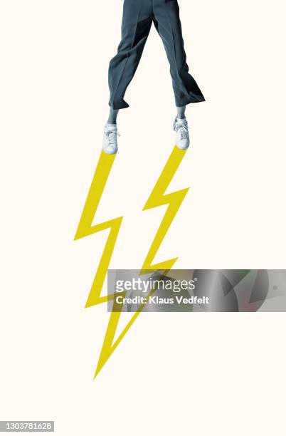 low section of woman with yellow lightning - choque elétrico - fotografias e filmes do acervo