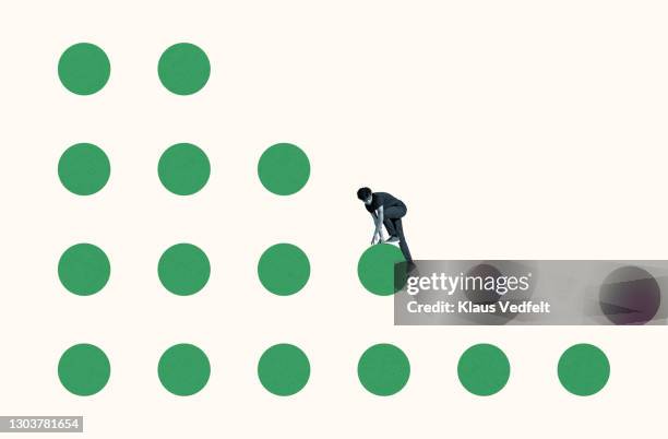 young courageous man climbing on green circles - herhaling begrippen stockfoto's en -beelden