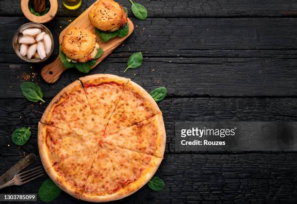 leckeres fast food bereit auf dem tisch zu essen - cheese pizza stock-fotos und bilder