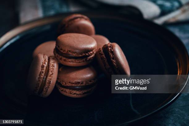 macarons au chocolat - macaron photos et images de collection